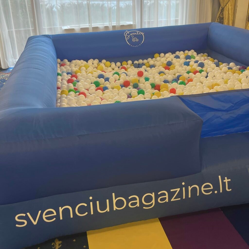 Spalvoti kamuoliukai baseine