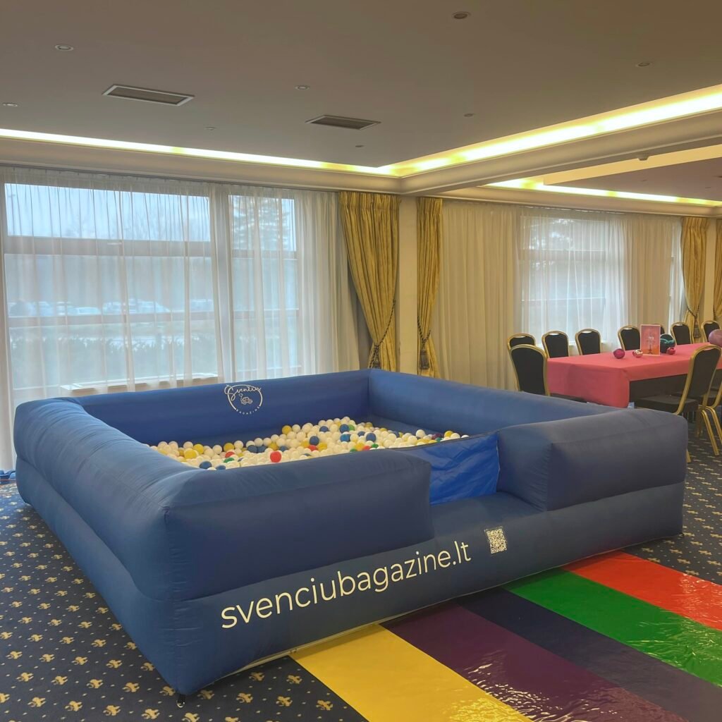 Didelis kamuoliukų baseinas renginio salėje
