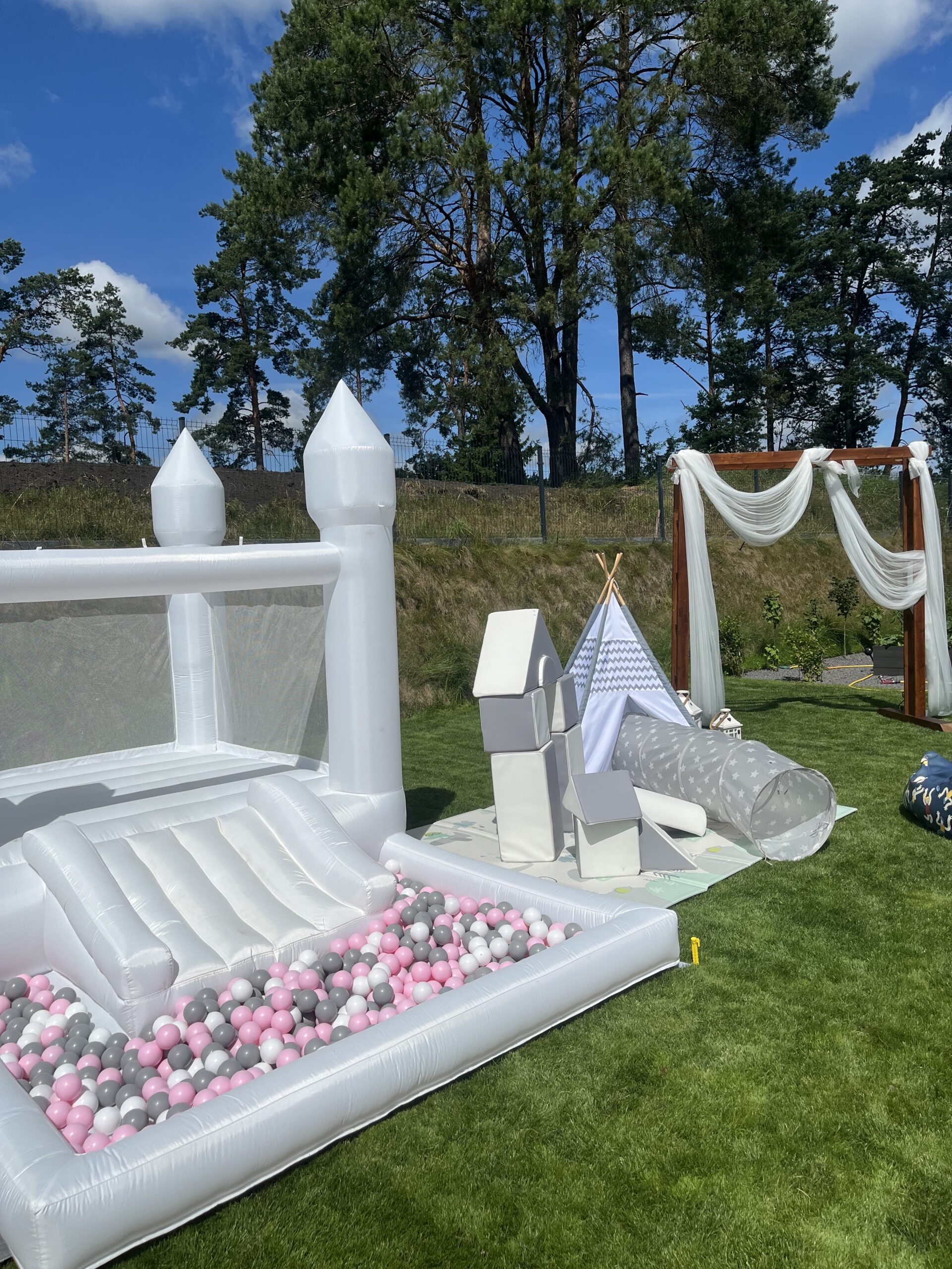 Baltas batutas su kamuoliukais