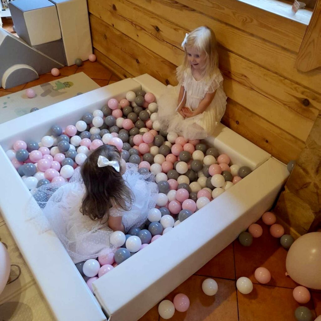 Vaikai žaidžia kamuoliukų baseine